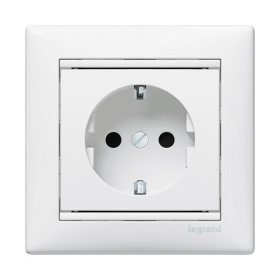 Legrand Valena 2P+F csatlakozóaljzat, fehér 774420